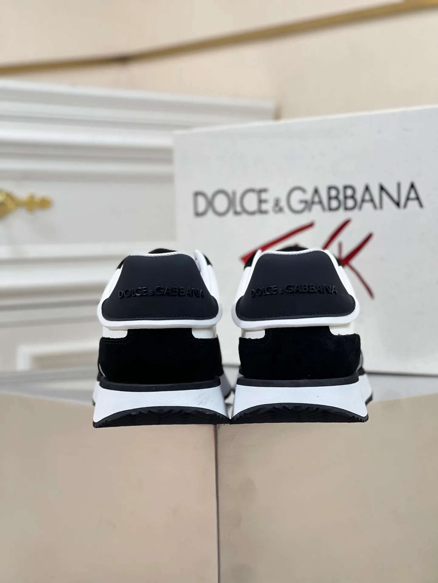 Factory price: 458💰••New product•• Dolce&G*_dgDolce&G*_dgDolce&G*_dgDolce&G*_dgDolce&G*_dgDolce&G*_dgDolce&G*_dgDolce&G*_dgDolce&G* 2024 new men's lace-up leather casual sneakers for early spring are made of imported suede cowhide spliced ​​with waterproof fabrics, mixed and matched color design, a fashionable and energetic sneaker that can easily meet the needs of modern dressing and highlight the contemporary lifestyle style. The foot is fully lined with cowhide for greater comfort. The tongue and heel are decorated with logos. It is equipped with a rubber outsole. The heel and toe are wrapped to further protect our feet. It is a model worth buying! Size: 39-44 (customized at 38.45)